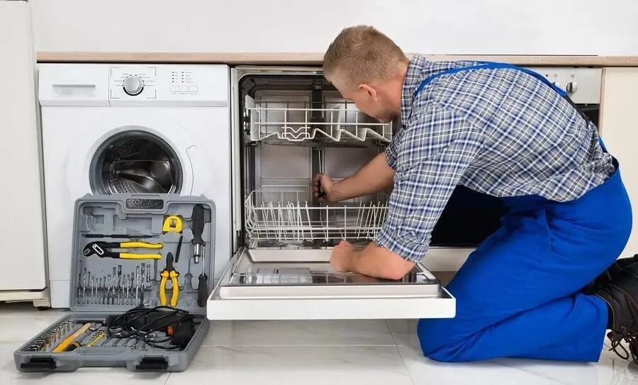 Şereflikoçhisar Gaggenau servisi teknisyen ekibi beyaz eşya tamiri yaparken